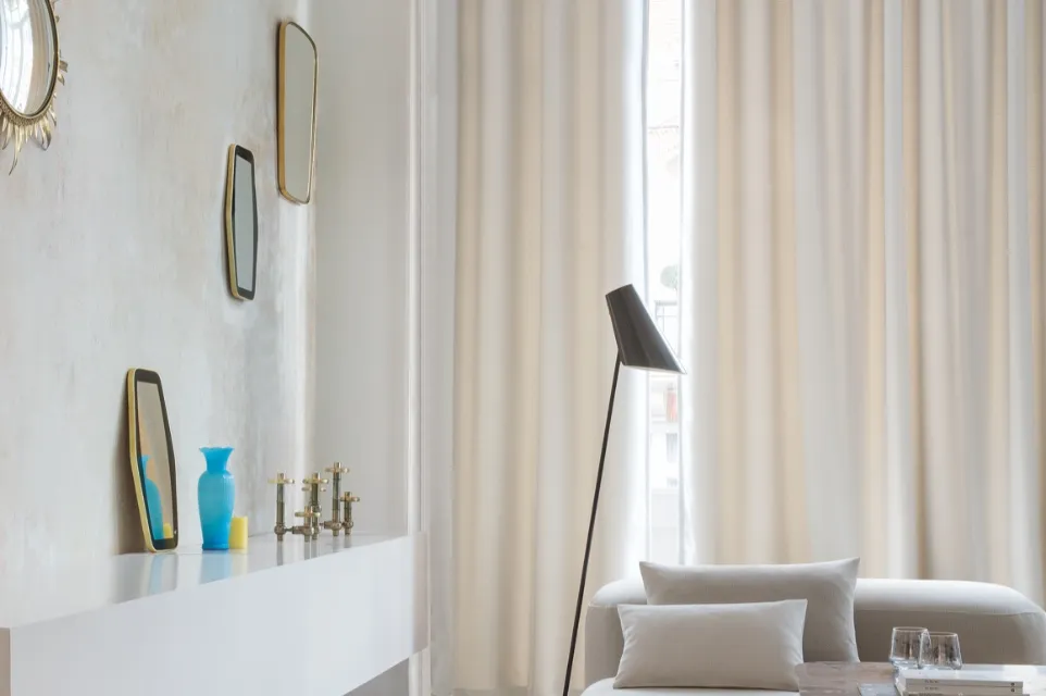 Lichtbeige overgordijnen in een moderne living — Stijl & Schaduw