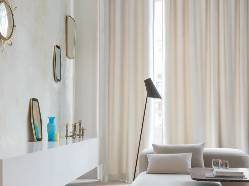 Lichtbeige overgordijnen met spiegels