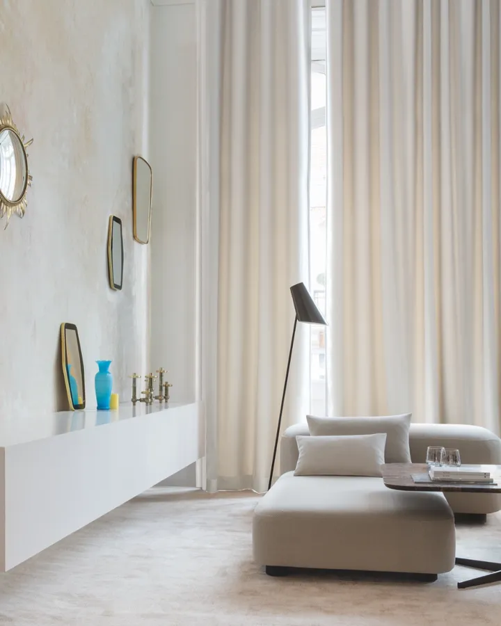 Lichtbeige overgordijnen in een moderne living met spiegels — Stijl & Schaduw