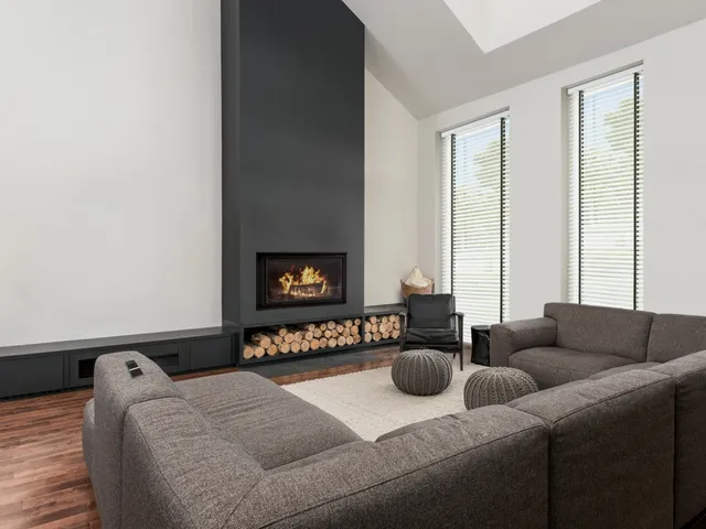 Aluminium jaloezieën in een moderne woonkamer — Stijl & Schaduw