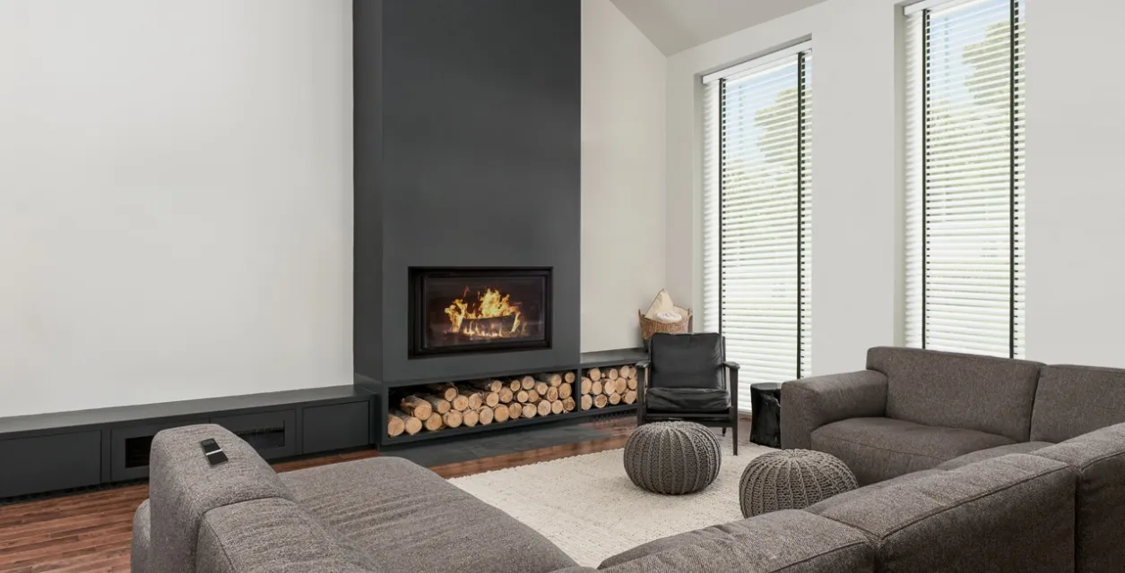 Aluminium jaloezieën in een moderne woonkamer