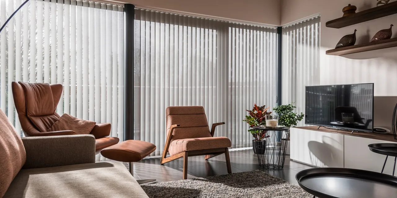 Lamelgordijnen in een moderne woonruimte