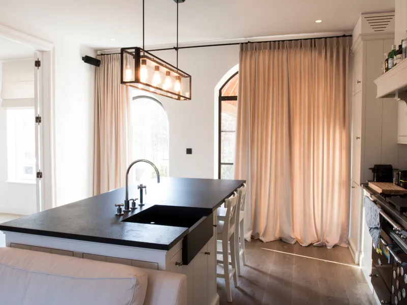 Overgordijnen in een landelijke keuken
