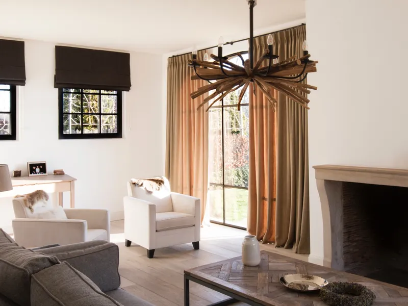 Lichtbruine gordijnen in een landelijke living