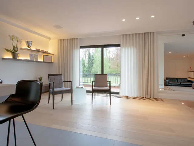 Witte transparante overgordijnen in een moderne living — Stijl & Schaduw